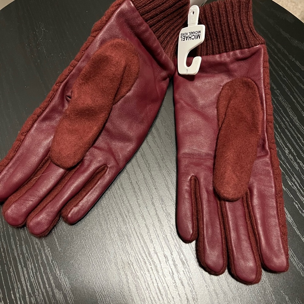 NWT Michael Kors Burgundy Knit Gloves - Picture 2 of 3